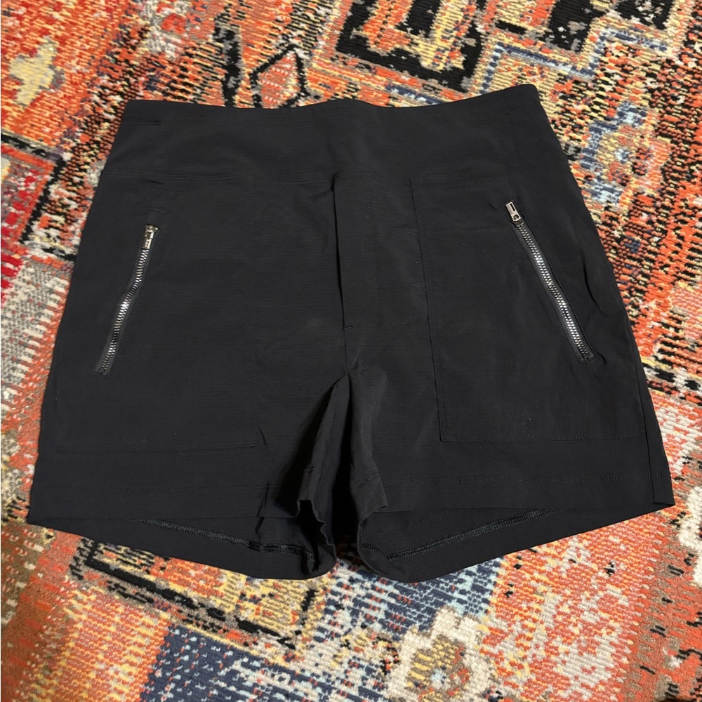 Athleta Trekkie North Midrise Shorts size 6 - Picture 4 of 6
